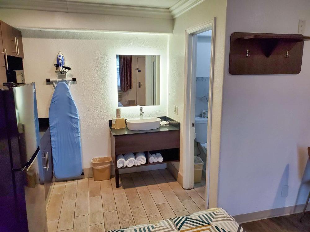 Queen Room - Disability Access - Non-Smoking interior